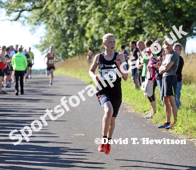 Jonny Currie (Tynedale) winning the 5k Run Northumberland Matfen. Photo: David T. Hewitson/Sports for All Pics